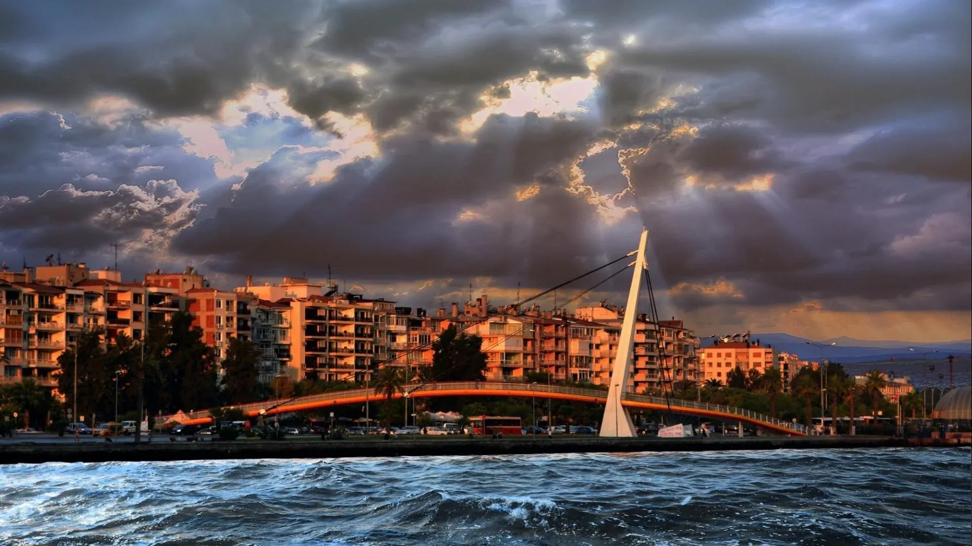 İzmir'den Bodrum'a Nasıl Gidilir? Otobüs, Araç ve Özel Transfer (2026)
